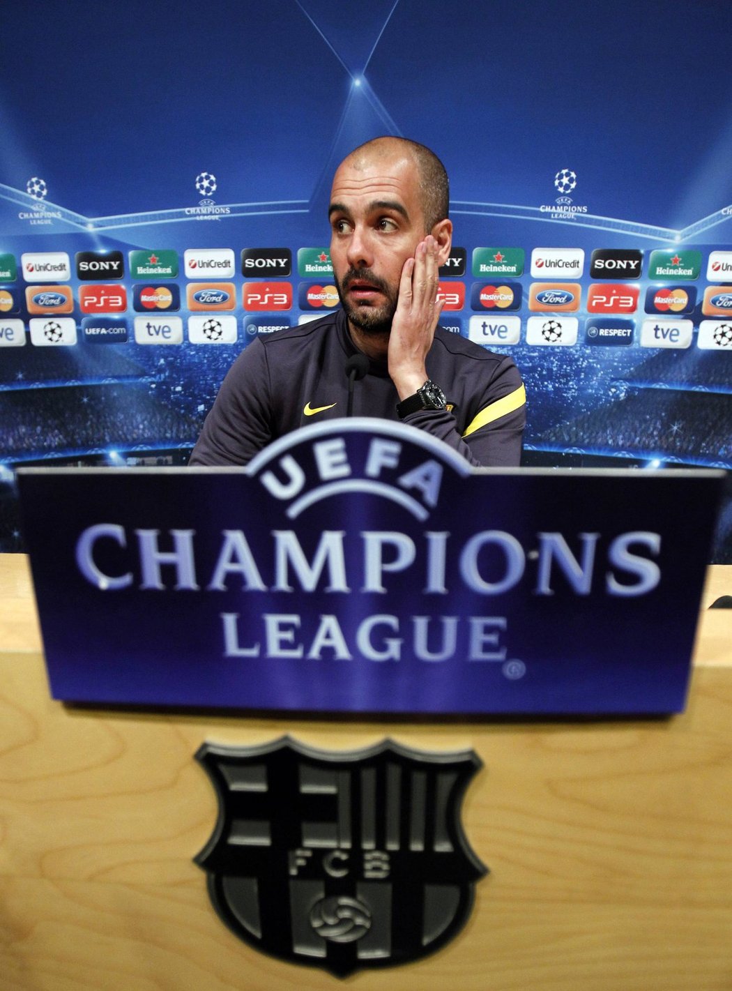 Trenér Barcelony Pep Guardiola odpovídá na otázky novinářů na tiskové konferenci.