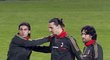 Fotbalisté AC Milán se rozcvičují, aby mohli zahájit intenzivní jednotku tréninku.