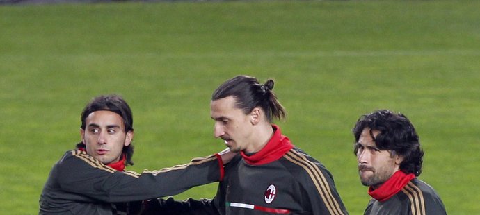 Fotbalisté AC Milán se rozcvičují, aby mohli zahájit intenzivní jednotku tréninku.