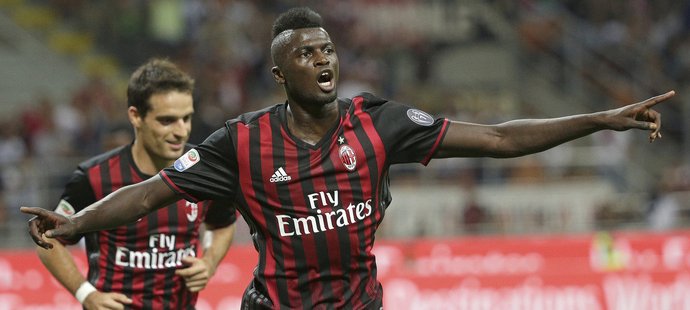 Útočník AC Milán Mbaye Niang slaví gól do sítě Lazia