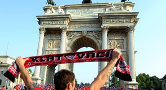 Plzeňští fanoušci obsadili Milán. Od rána zpívali chorály Viktorie.