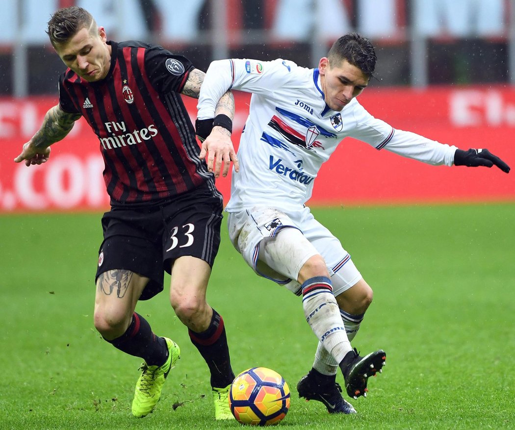 Juraj Kucka (vlevo) v souboji s Lucasem Torreirou