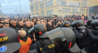 Divočina před zápasem Slavie s AC Milán: Nože a útok na policistku