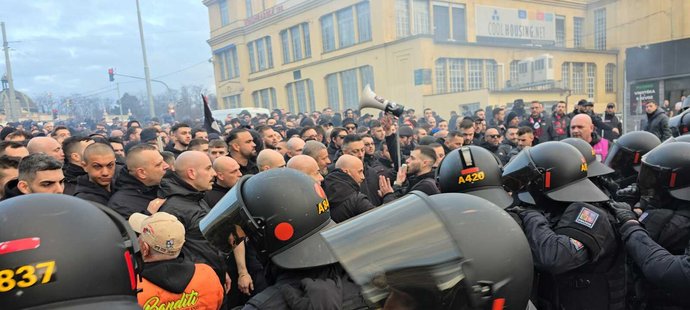 V ulici Jana Želivského došlo ke konfliktu mezi fanoušky AC Milána a policií.