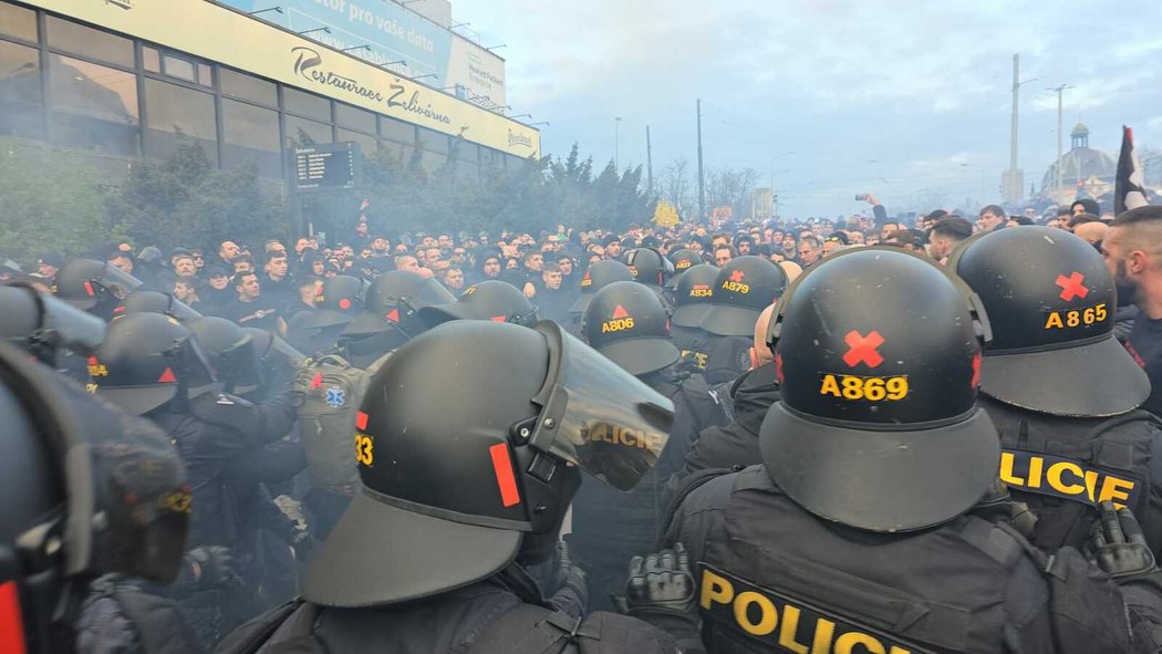 V ulici Jana Želivského došlo ke konfliktu mezi fanoušky AC Milána a policií.