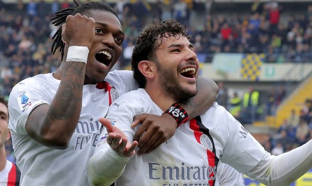 AC Milán nasázel tři branky Veroně. Juventus ztratil, šlágr Inter - Neapol 1:1