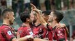 Hráči AC Milán se radují ze vstřelené branky