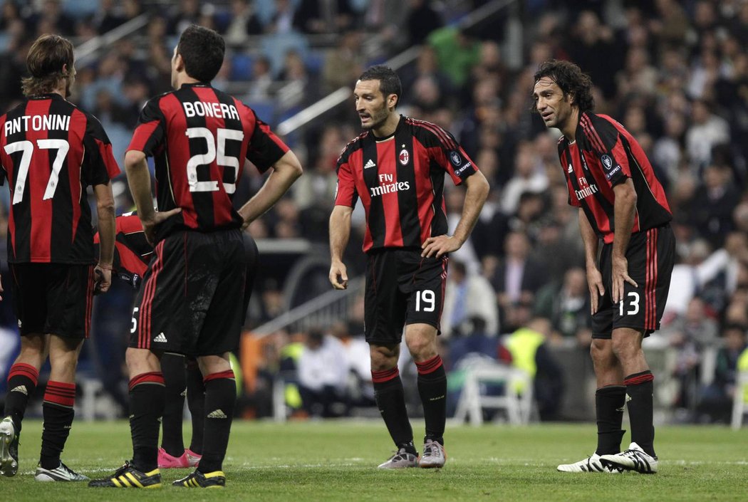 Zklamaní fotbalisté AC Milán po porážce.