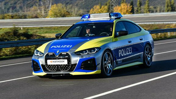 Elektrické BMW i4 přijíždí coby policejní speciál. K bezemisním honičkám však sloužit nebude