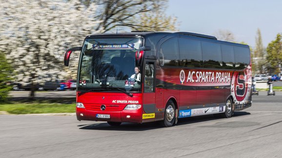 Jak se žije sparťanským fotbalistům na cestách: V autobusu mají místa pro zraněné