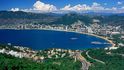 Lepší roky už má asi mexické Acapulco za sebou, ale svůj sexappeal si tamější pobřežní resort pořád drží. Centrum města a půlkruhová pláž jsou sevřeny v zálivu. Z obou jeho krajů je na Acapulco výhled, který se jen tak neokouká. Jsou tu také skalnaté útesy, kde místní borci skáčou z mnohametrové výšky do přílivu. Lepší roky už má asi mexické Acapulco za sebou, ale svůj sexappeal si tamější pobřežní resort pořád drží. Centrum města a půlkruhová pláž jsou sevřeny v zálivu. Z obou jeho krajů je na Acapulco výhled, který se jen tak neokouká. Jsou tu také skalnaté útesy, kde místní borci skáčou z mnohametrové výšky do přílivu.