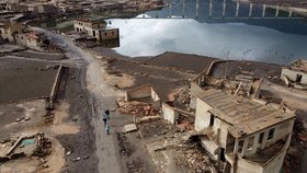 Zatopená vesnice duchů je kvůli suchu celá k vidění.