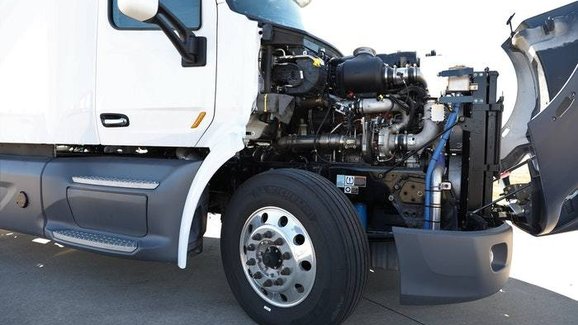 Nový 10,6litrový tříválec z USA prý utáhne kamion, spálí naftu i vodík a má nízké emise
