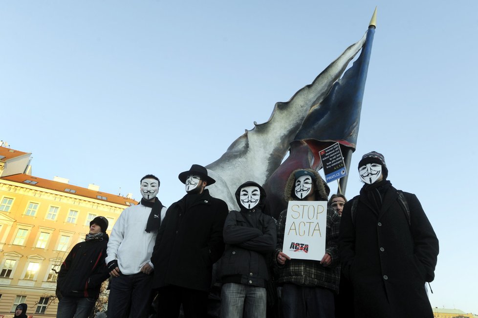 Demonstrace proti podpisu dohody ACTA Českem. Staroměstské náměstí, 2. února 2012