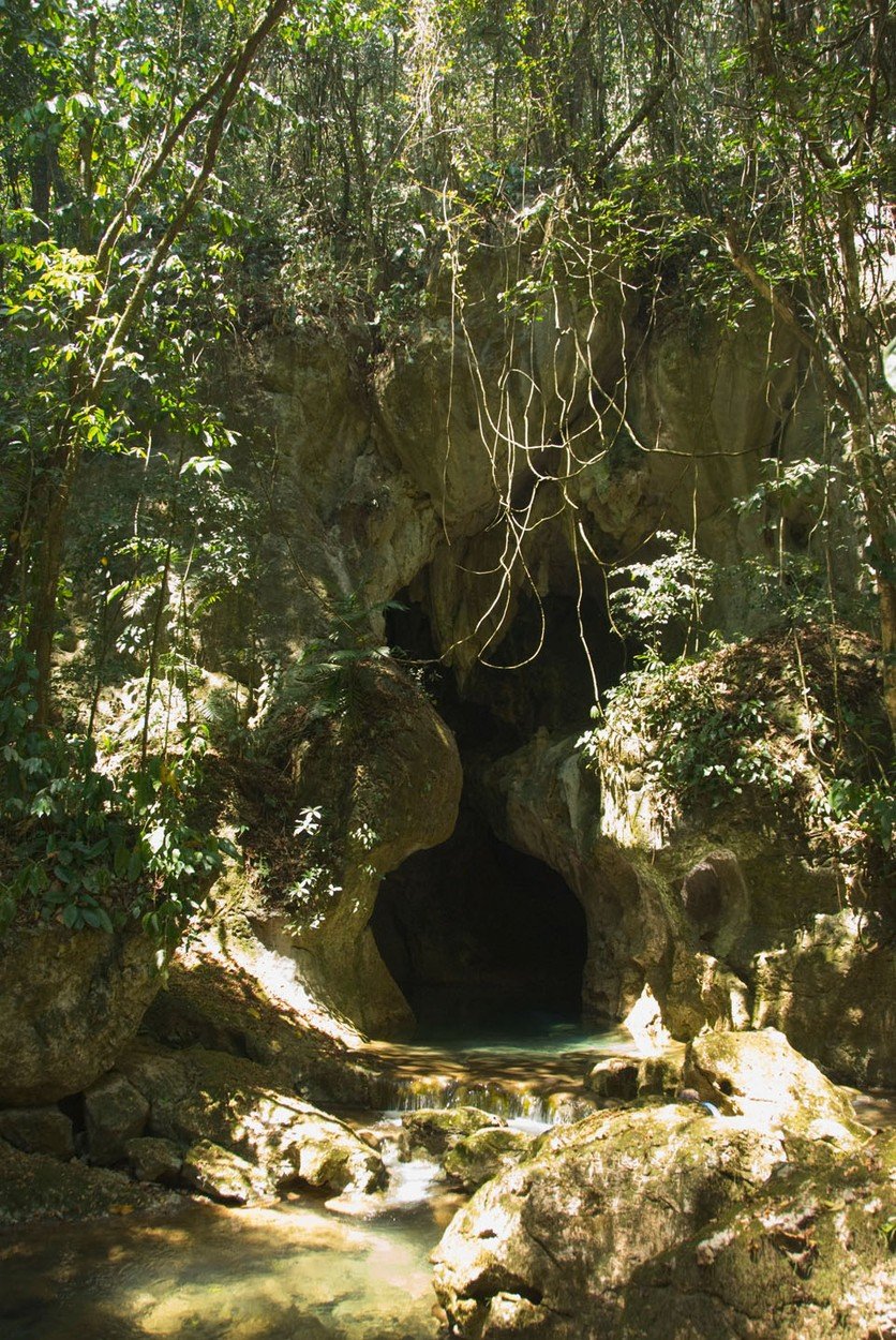 Mayská jeskyně Actun Tunichil Muknal v Belize