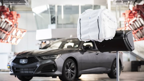 Honda má unikátní airbag připomínající rukavici. Spolujezdce chrání místo jednoho hned tři vaky