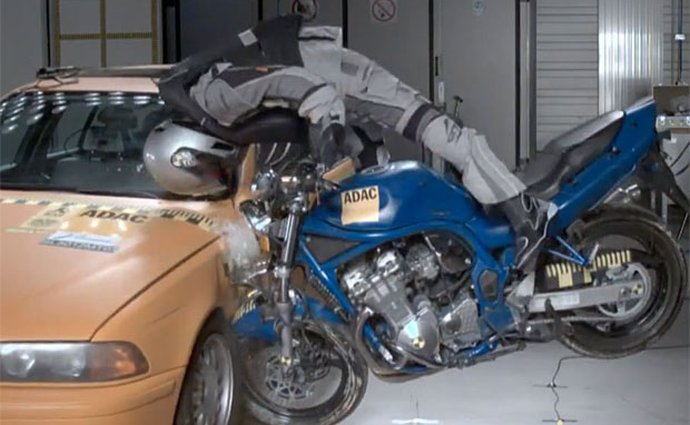 Vesta s airbagem může motorkářům zachránit život (+video)