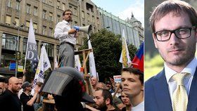 Adam B. Bartoš na demonstraci proti uprchlíkům v Praze