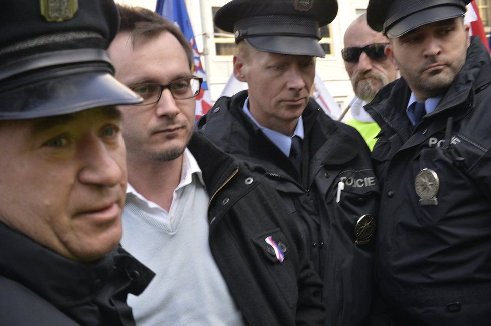 Předseda Národní demokracie Adam B. Bartoš byl zatčen a obviněn ze tří činů proti lidskosti