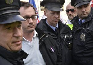 Předseda Národní demokracie Adam B. Bartoš byl zatčen a obviněn ze tří činů proti lidskosti.