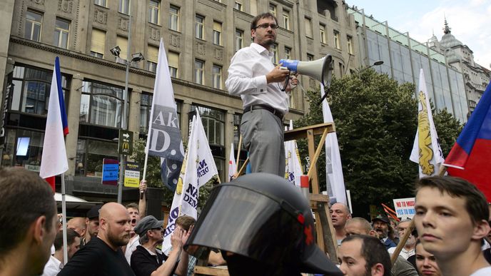 Český ultrapravicový pošuk Adam B. Bartoš, předseda Národní demokracie na demonstraci Národní demokracie proti imigrantům a za vystoupení z Evropské unie, která se konala 18. července na Václavském náměstí v Praze.