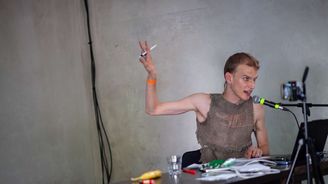 Určil jsem si pravidlo nic nevymýšlet, jen čekat na podněty, říká divadelník a hudebník Adam Dragun Určil jsem si pravidlo nic nevymýšlet, jen čekat na podněty, říká divadelník a hudebník Adam Dragun