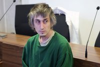 Adam ve Kbelích ubodal sousedku (†90), která mu pomáhala. Soud mu potvrdil 18 let vězení