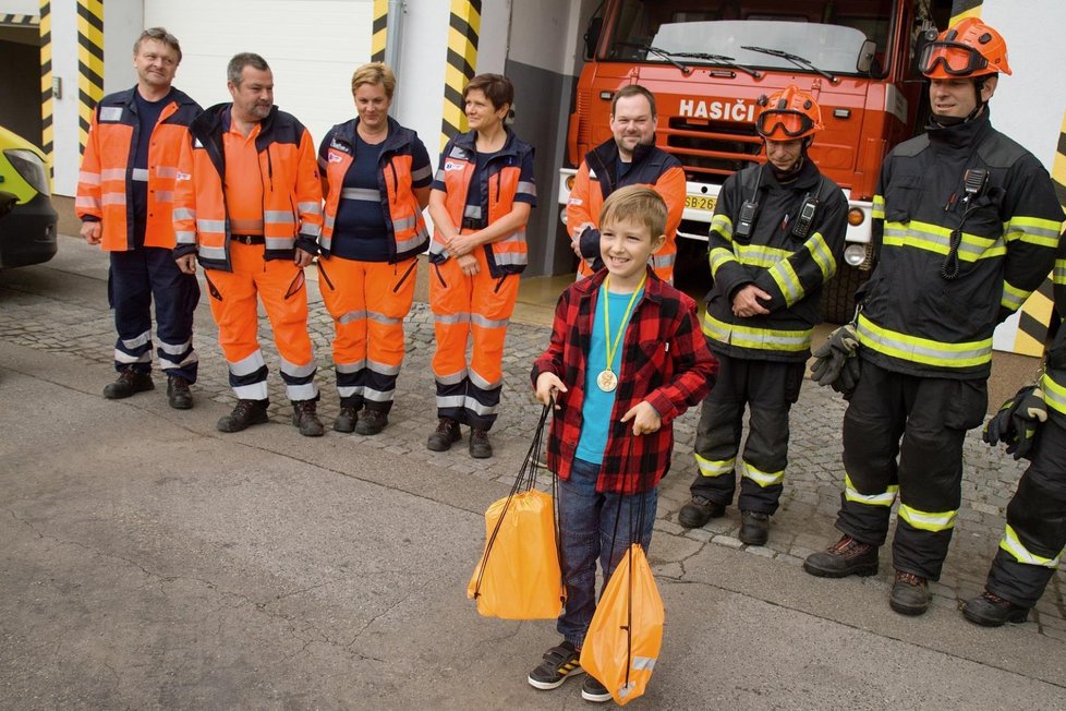 Jihomoravští hasiči pozvali Adama Felkla na svou základnu, aby mu poděkovali za to, jak se zachoval po vážné dopravní nehodě.