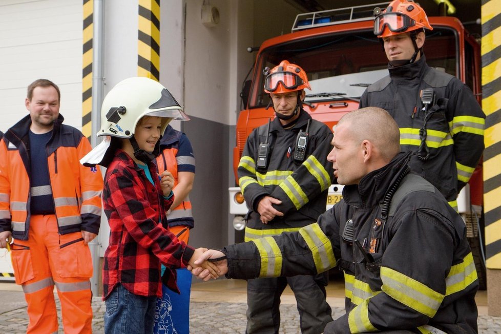 Jihomoravští hasiči pozvali Adama Felkla na svou základnu, aby mu poděkovali za to, jak se zachoval po vážné dopravní nehodě.