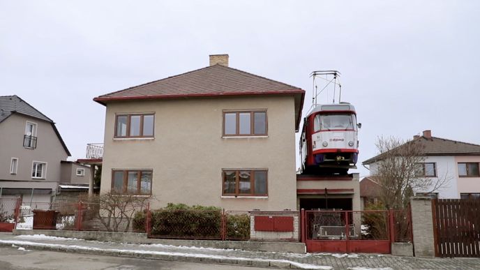 Tramvaj na střeše domu v Jihlavě