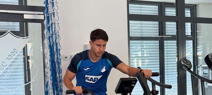 Fotbalista Adam Hložek maká navzdory trápení s nohou.