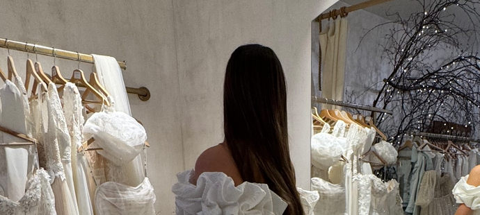 Veronika v tréninkové svatební róbě