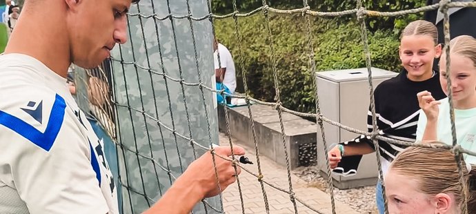 Fanynka ho nejprve odmítla