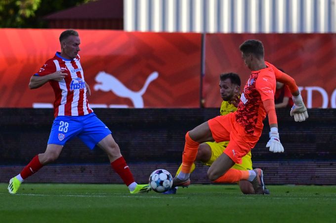 ONLINE: Zbrojovka - Hradec 0:0. Hrubá chyba Ševčíka a závar, Hrdina byl pozorný ONLINE: Zbrojovka - Hradec 0:0. Hrubá chyba Ševčíka a závar, Hrdina byl pozorný
