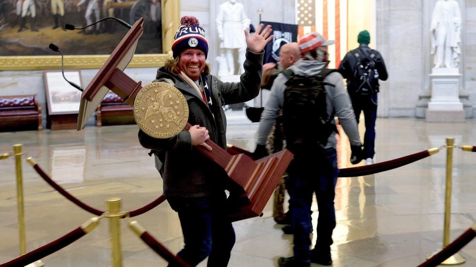 Adama Johnsona zadržela po řádění v Kapitolu policie.