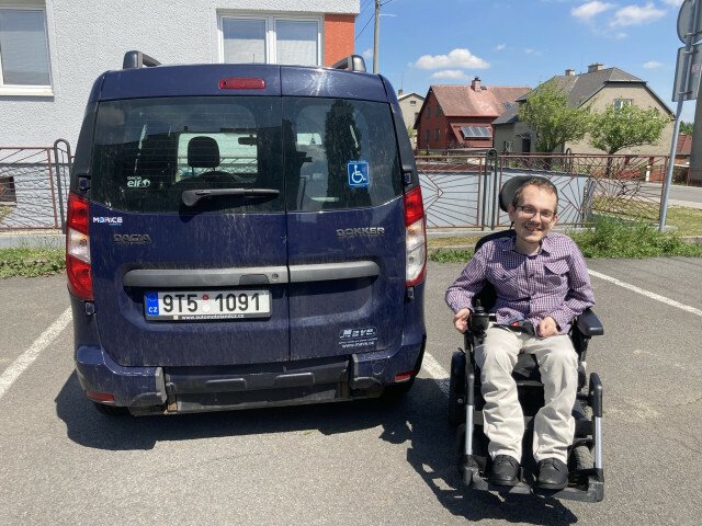 Adam Kratochvíl zažívá největší nesnáze kvůli cestování. Proto si snaží obstarat auto, které by mělo nájezd i na vozíček.