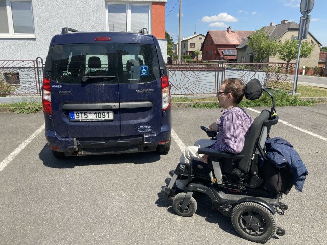 Adam Kratochvíl zažívá největší nesnáze kvůli cestování. Proto si snaží obstarat auto, které by mělo nájezd i na vozíček.