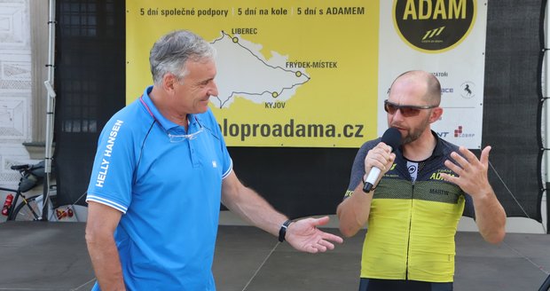 Herec Jan Čenský (59) s organizátorem charitativní akce Kolo pro Adama Martinem Součkem v Kyjově