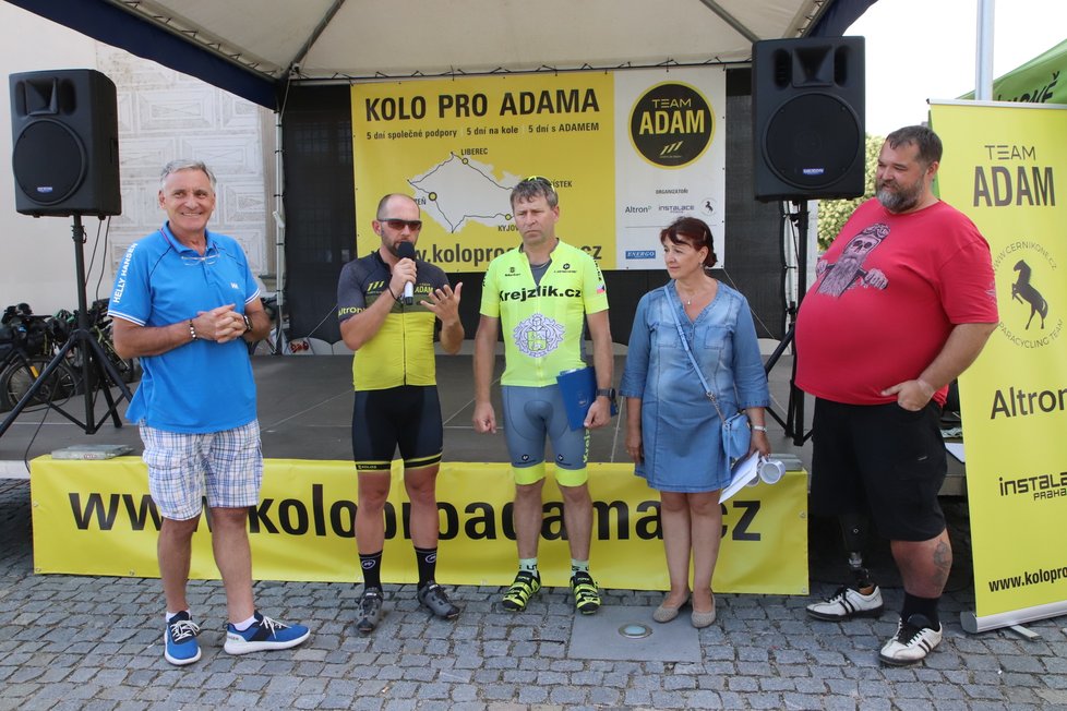 Zleva: Herec Jan Čenský (59) s organizátor charitativní akce Kolo pro Adama Martin Souček, místostarosta Kyjova Antonín Kuchař (47, Sedmadvacítka nezávislých), starostka Bukovan  Jana Šimečková (60, ODS) a Tomáš Pouch, ředitel společnosti Černí koně, která vyrábí speciální kola.