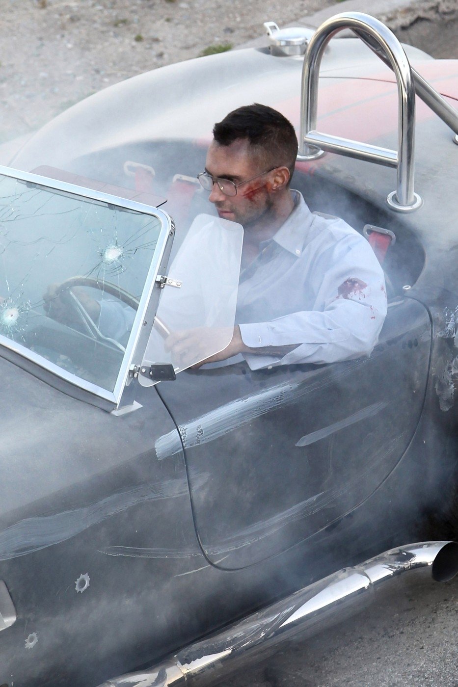 Adam Levine, zpěvák skupiny Mraroon 5, měl nehodu: Naštěstí jen v chystaném klipu
