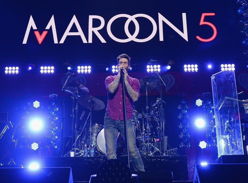 Adam Levine je zpěvák kapely Maroon 5