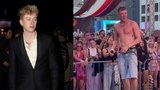 Polonahý Adam Mišík při tajném koncertu: Ukázal svého pavouka!