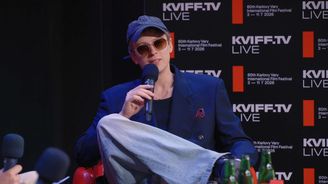 Plastiky, zuřivé fanynky a armádní dril: Adam Mišík ukazuje temnou tvář K-popu. Vyskočí Lucie Bílá z dortu? Plastiky, zuřivé fanynky a armádní dril: Adam Mišík ukazuje temnou tvář K-popu. Vyskočí Lucie Bílá z dortu?