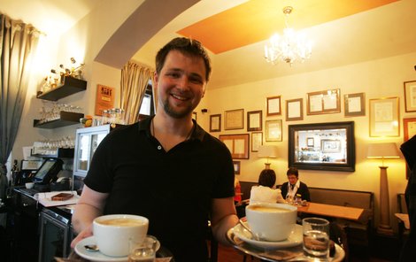 Barista roku 2012 Adam Neubauer z pražské Café Lounge se jako mistr ČR v přípravě kávy zúčastní v polovině června mistrovství světa ve Vídni.