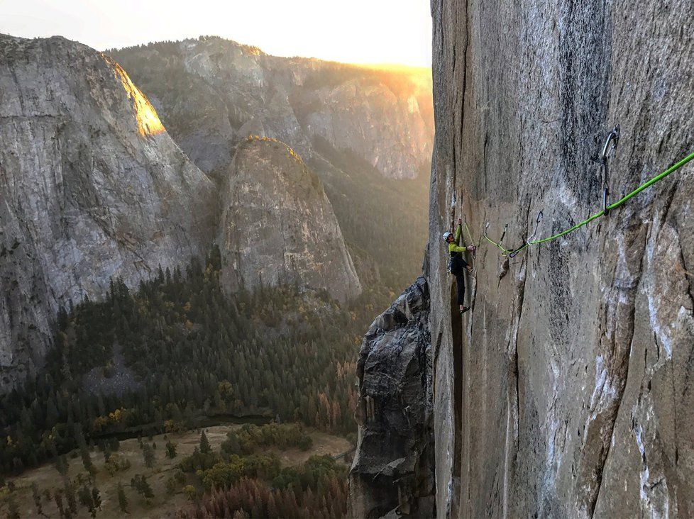 Adam Ondra v pouhých osmi dnech volným přelezem, při němž neopustil stěnu, vylezl na vrchol slavné stěny Dawn Wall