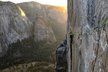 Adam Ondra v pouhých osmi dnech volným přelezem, při němž neopustil stěnu, vylezl na vrchol slavné stěny Dawn Wall