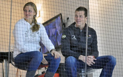 Petra Kvitová si po boku Adama Pavláska hokej v Popradu užívala.