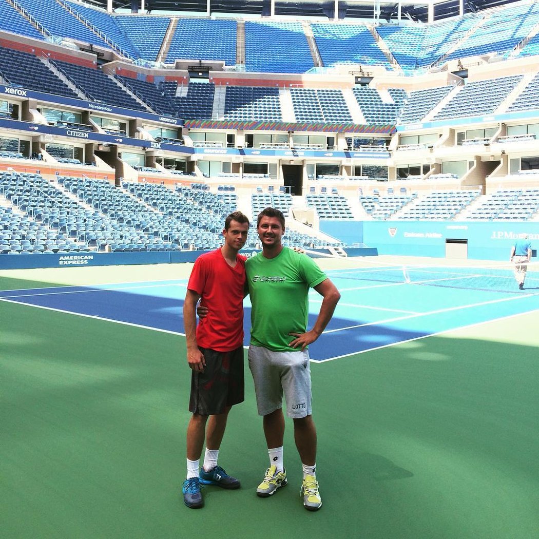 Český tenista Adam Pavlásek (vlevo) ve Flushing Meadows