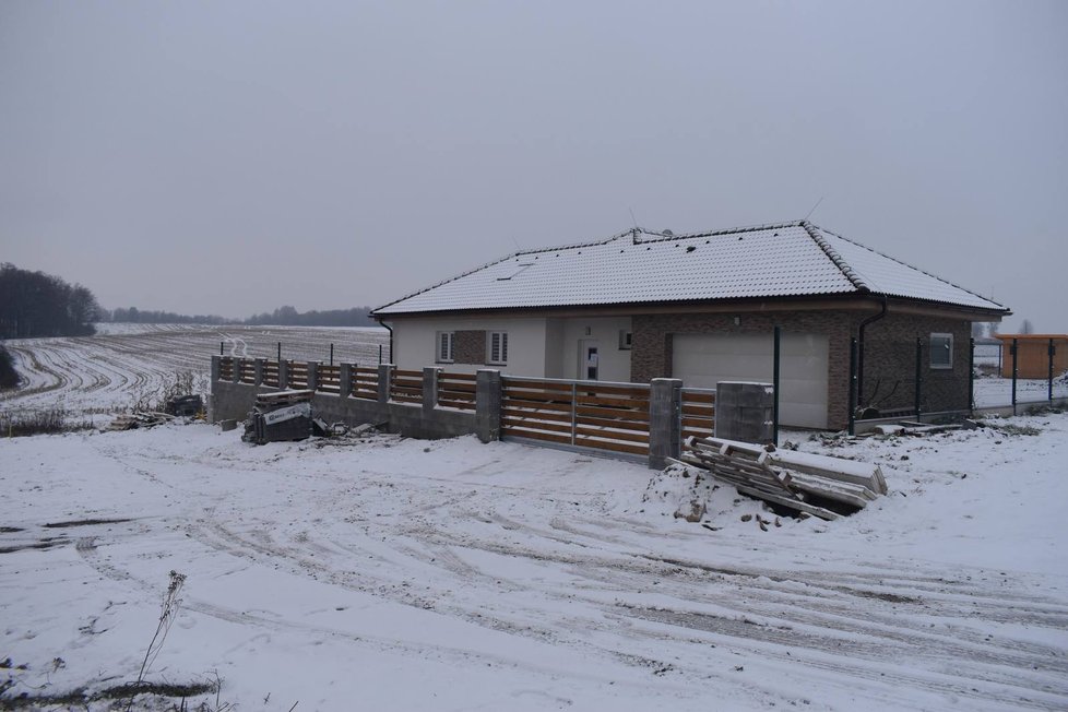 Adam Pavlík se nastěhuje do bungalovu ve Staré Vsi nad Ondřejnicí.