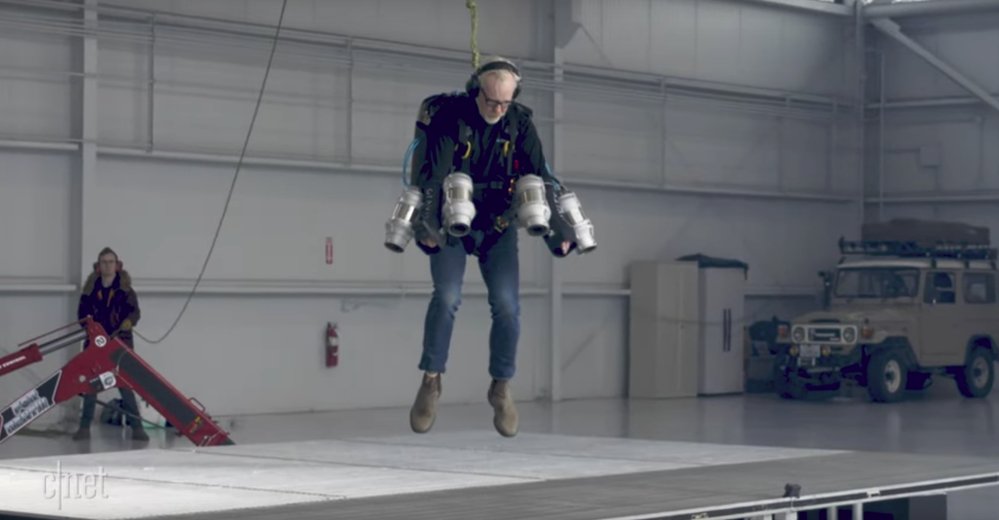 Adam Savage testuje jet pack